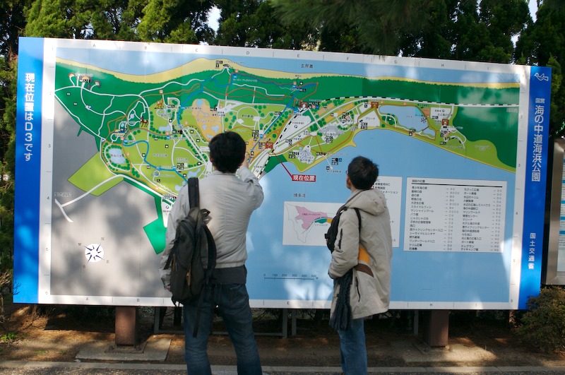 Urushidani-san and Chunmeng consulting the map for Wonder World and the nearby attractions.